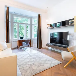 Elegant Paris Ave With A Terrace Prag